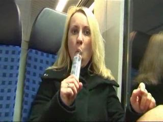 Німецька блудниця мастурбує і трахкав на a потяг