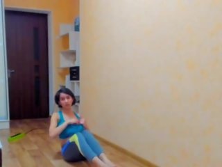 Lákavý bruneta myla anděl performs gymnastics v sportwear s ňadra out&excl;
