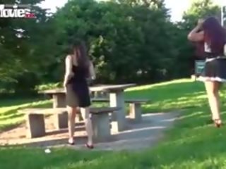 Dua lesbian casually flash mereka pussies di sebuah masyarakat taman