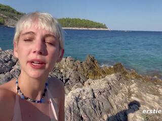 Ersties - 魅力的 annika 演劇 ととも​​に 彼女自身 上の a swell ビーチ で croatia