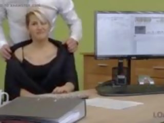 Magnifique jeune dame payeur avec x évalué vidéo pour crédit pour son nouveau entreprise