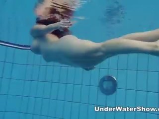 Redheaded babe svømming naken i den basseng