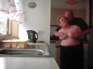 Nonna e nonno scopata in il cucina