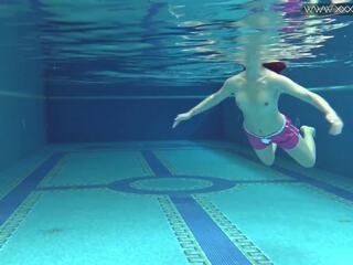 Offentlig rented svømming basseng til du gutta med kjæreste dee