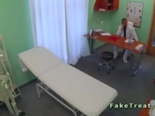 Genit pesakit fucked dalam menunggu bilik dalam palsu hospital