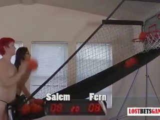 二 迷人 女孩 salem 和 fern 玩 条 篮球 shootout