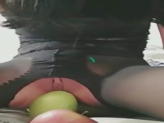 Séduisant fille puts la fruit en la trou