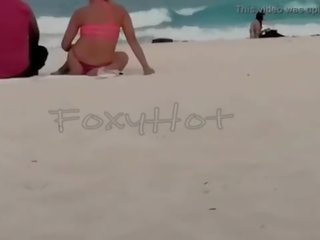 Mostrando el culo en tanga por la playa y calentando a hombres&comma; solo dos se animaron a tocarme&comma; video completo en xvideos red