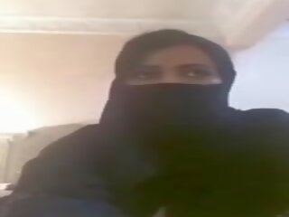 Moslim mademoiselle tonen groot boezem, gratis publiek naaktheid seks video-