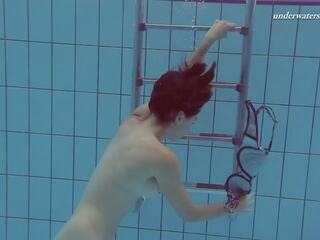 Tsjechisch tiener sima in de publiek zwemmen zwembad naakt