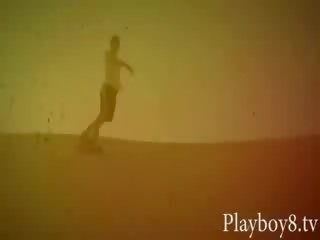 그룹 의 우수한 playmates sandboarding 과 트라이 아웃 fishing