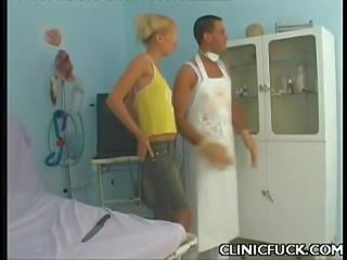 Bjonde hottie gëzon klinikë xxx kapëse