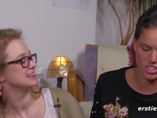 Ersties: Geile 22-jährige Hamburgerin stellt was Heißes mit Freundin an
