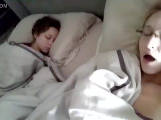Kerintis didelis krūtys paauglys mergina rizika masturbuoti kitas į miegas sis apie kamera - fuckcam69.com