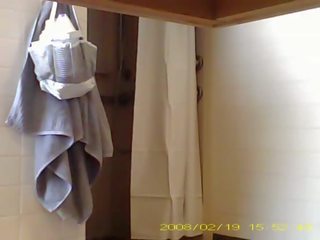 Spionage sexy 19 jaar oud minnaar showering in slaapzaal badkamer