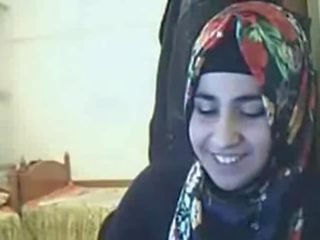 Mov - hijab mīļš rāda pakaļa par vebkāmera