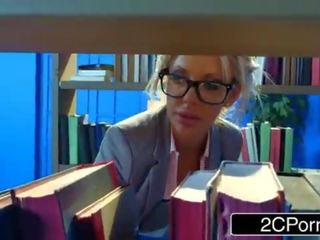 Annoiato tettona bibliotecario courtney taylor hankering per un difficile cazzo a succhiare