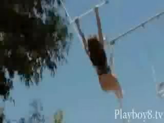 Salbatic nud păpuși se bucură de bungy jumping doar ca o real gymnasts