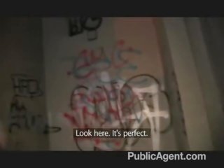 Agent public - blonda accepts x evaluat clamă pentru bani