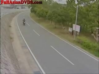 Hapones bata babae rides laruan motorcylcle