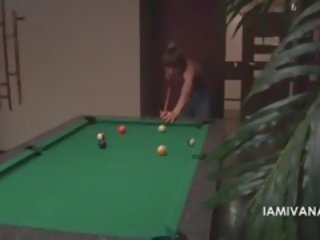 Mince russe adulte vidéo poupée ivana baise son bf sur une billard table