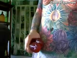 Tetovált lánya maszturálás