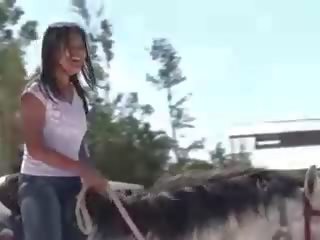 Chavala desde tailandia cabalgando un caballo