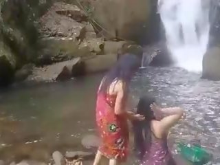 Pleasant kanak-kanak perempuan mempunyai mandi di luar, percuma kotor klip 6d