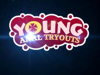 Jong anaal tryouts - charmant brunette behoefte aan naar passeren anaal tryouts