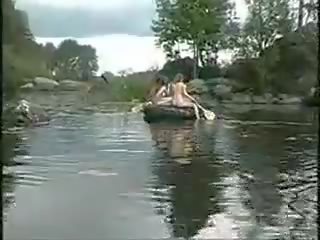 Tre fantastico ragazze nuda ragazze in il giungla su barca per albero caccia