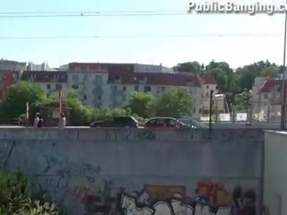 Publike xxx video treshe nga një autobuz stop