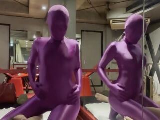 Mademoiselle en violet zentai donne lui handhob à foutre cochon film clips