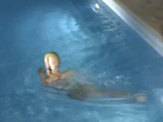 Twee nat encased blinkend panty wellustig lesbiennes spelen in zwembad - nylon masker