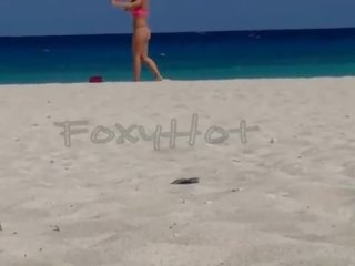 Mostrando el culo en tanga por la playa y calentando një hombres&comma; solo dos se animaron një tocarme&comma; video completo en xvideos i kuq