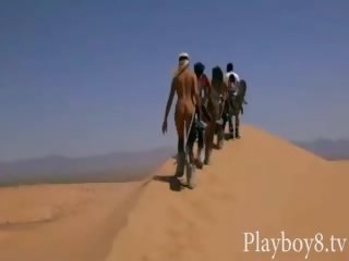 Nhóm của cao playmates sandboarding và tryout fishing