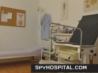 Anziano gyno terapista con un nascosto camma