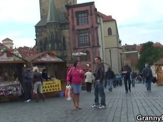 Nagyi túrista jumps tovább nyél