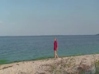 Sjenert naken elskling på den strand