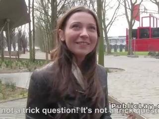 Belgičan hottie saje johnson v veřejné