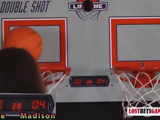 Due sedusive ragazze giocare un gioco di spogliarello pallacanestro shootout