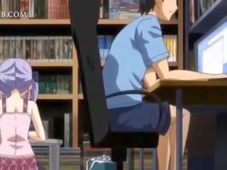 Timide l'anime poupée en apron sauteur envie arbre en lit