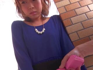 Aziatisch japans volwassen film straat meisje eikels haar poesje met een dildo voor