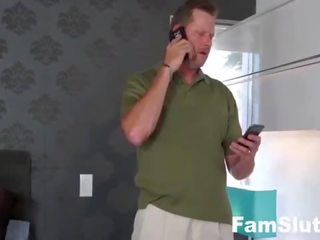 Pěkný dospívající fucks step-dad na dostat telefon zpět | famslut.com