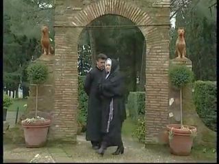 Aizliegts sekss filma uz the convent starp lesbiete mūķenes un netīras monks