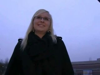 Blondinė su akiniai dulkinimasis lauke į dusk