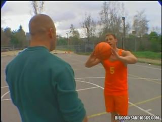 Bola basket players menembak beberapa hoops