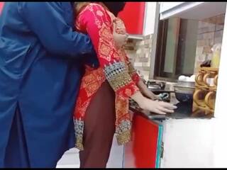 Paquistaní esposa anal agujero follada en la cocina mientras ella es trabajando con claro audio