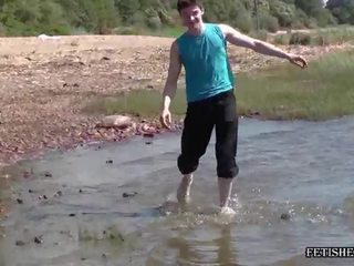 Foten washing ved en elv