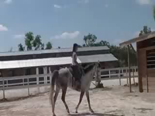 Chavala desde tailandia cabalgando un caballo