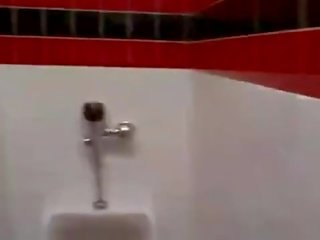 Cashier ad egy véletlen stripling egy nyilvános fürdőszoba leszopás